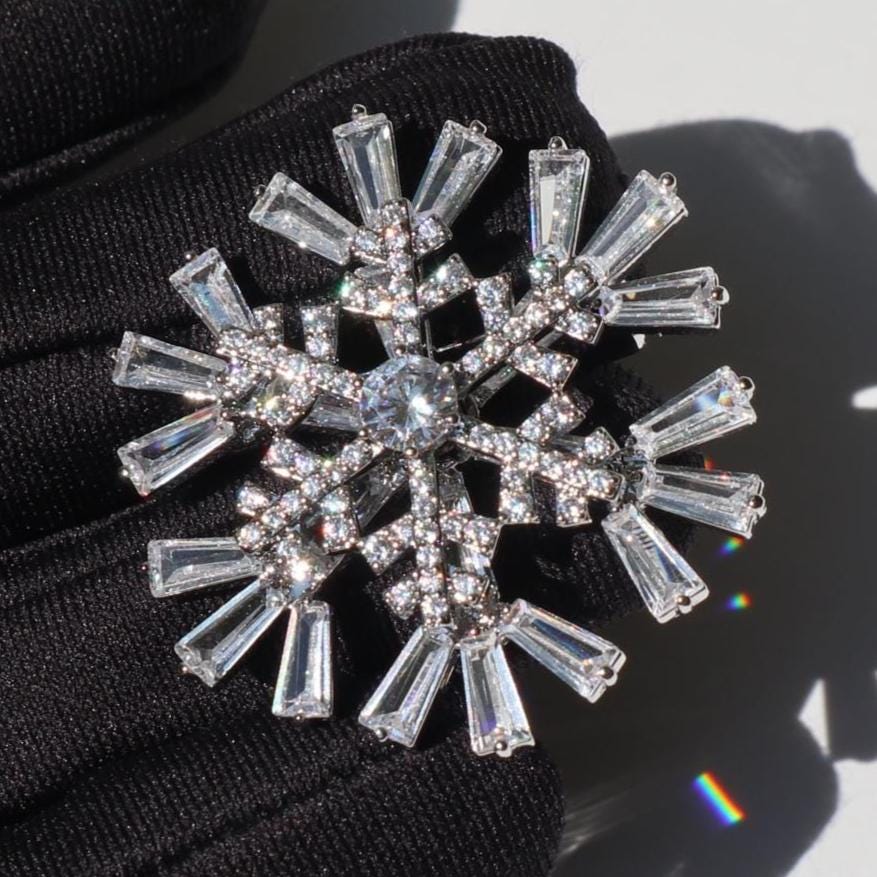 Schneeflocke Splitterfarbe Brosche Legierung Pin Geschenk von MafukooBrosche