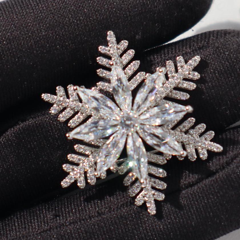 Schneeflocke Splitterfarbe Brosche Legierung Pin Weihnachtsgeschenk von MafukooBrosche