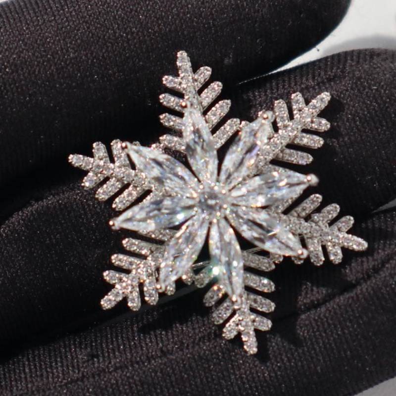 Schneeflocke Splitterfarbe Brosche Legierung Pin Weihnachtsgeschenk von MafukooBrosche