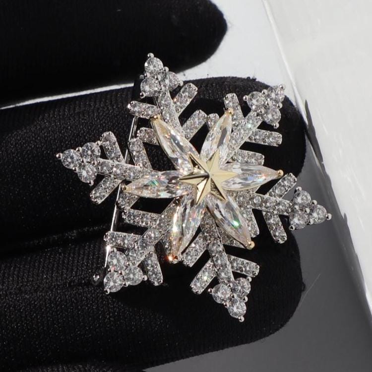 Schneeflocke Splitterfarbe Brosche Legierung Pin Weihnachtsgeschenk von MafukooBrosche