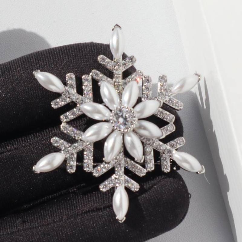 Schneeflocke Splitterfarbe Nachahmung Perlen Brosche Legierung Pin Geschenk von MafukooBrosche