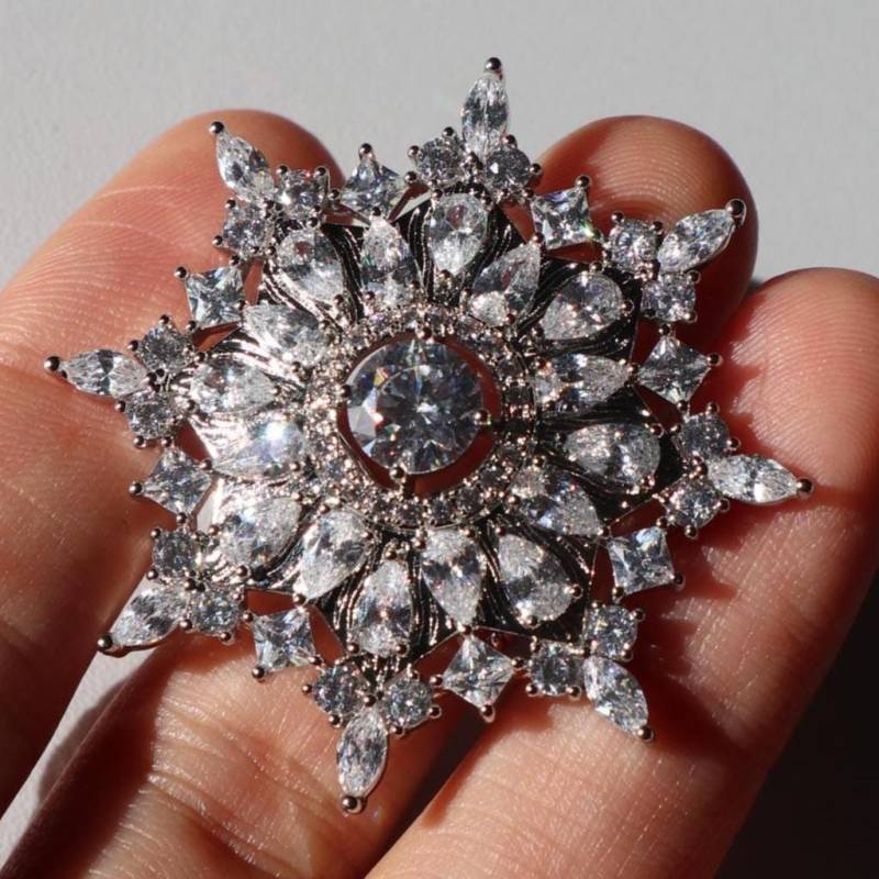 Schneeflocken Brosche, Silberfarbene Kristall Anstecknadel - Eleganter Winterlicher Schmuck von MafukooBrosche