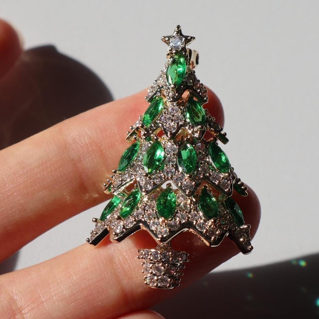 Tannenbaum Brosche Grün Gold Farbe Anstecknadel Weihnachtsgeschenk von MafukooBrosche