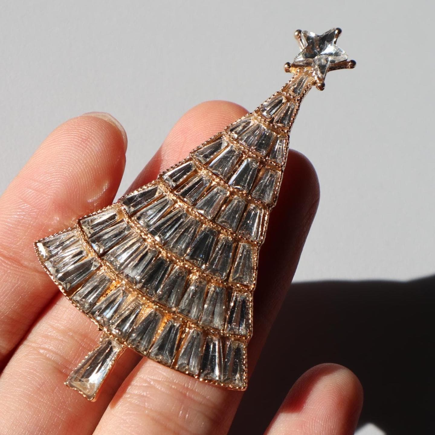 Weihnachtsbaum Brosche Gold Farbe Pin Elegante Weihnachtsgeschenk von MafukooBrosche