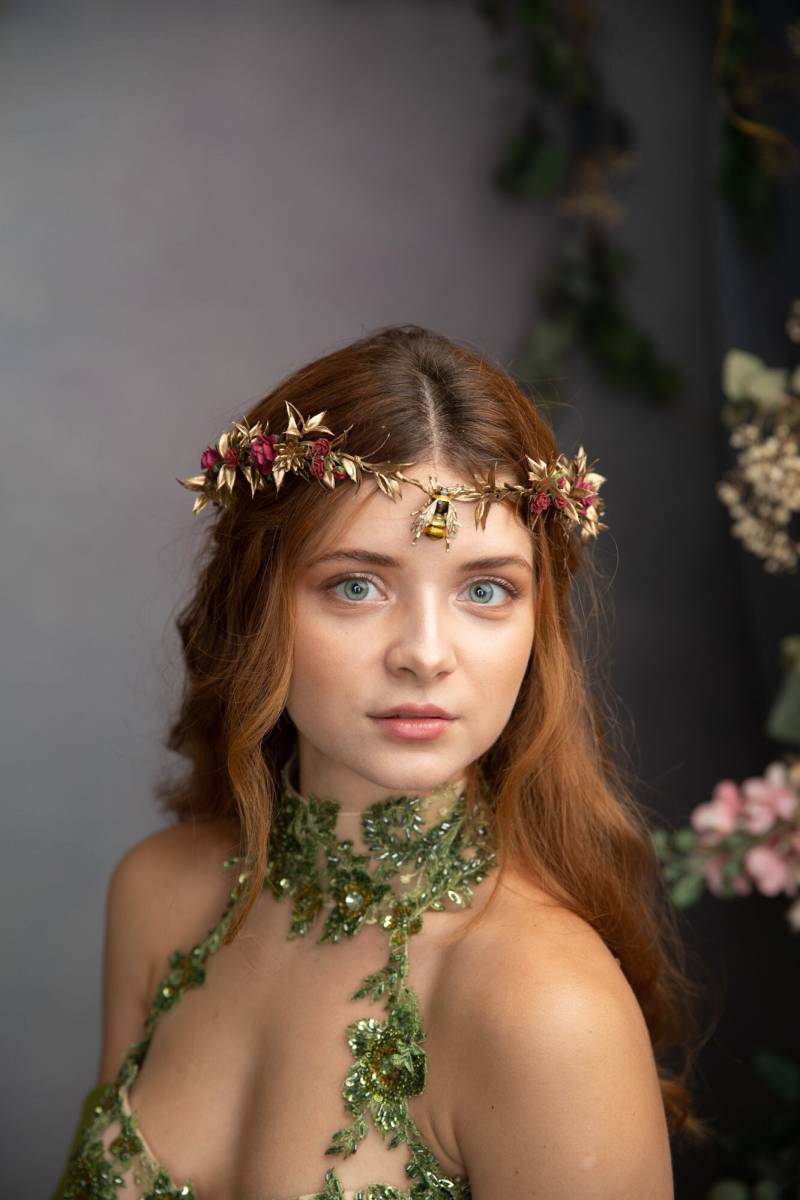 Blumenelfen Tiara Mit Einer Biene Fee Haarkrone Goldene Und Burgundy Blumenelfenkrone Braut Blumenkrone Halloween Magaela Wooldland von MagaelaAccessories