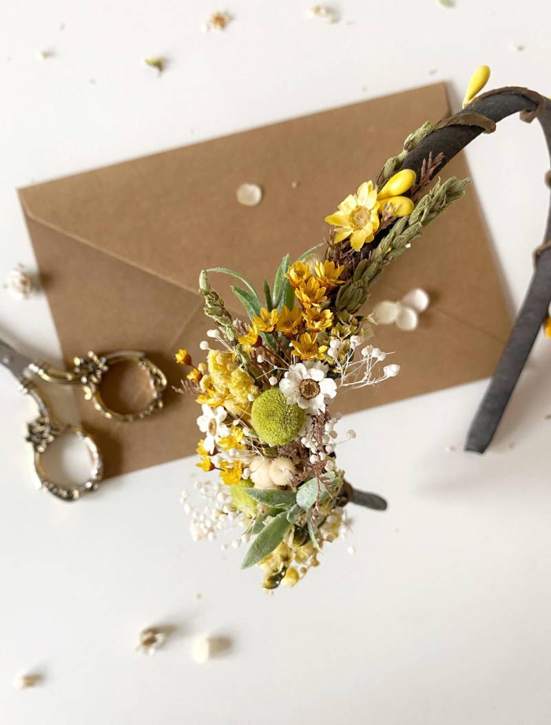 Natur Haarband Blumen Stirnband in Gelb Und Grün Tönen Handgefertigtes Braut Krone Cottagecore von MagaelaAccessories