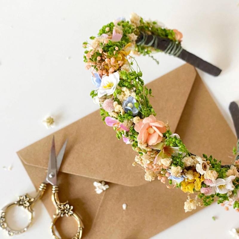 Pastell Frühlings Haarband Bunte Blumen Boho Frühling Sommer Stirnband Wiese Braut Wilde Blumenkrone von MagaelaAccessories