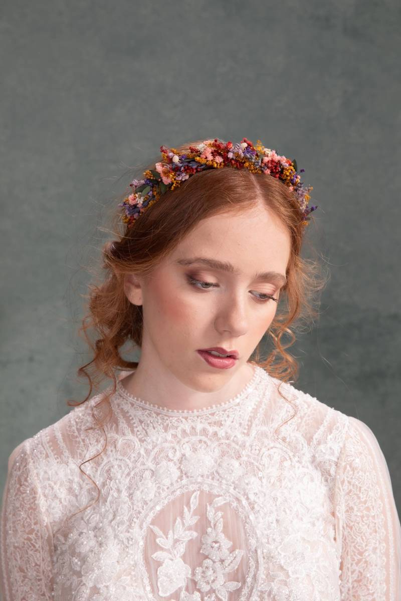 Rustikales Erhaltenes Blumen Haarband Buntes Wiesen Hochzeit Headpiece von MagaelaAccessories