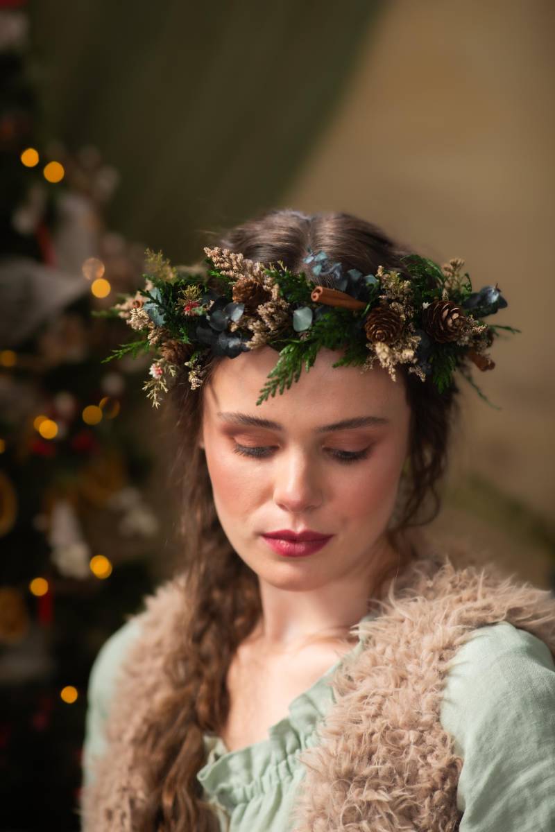 Woodland Haarkranz Boho Winter Hochzeit Waldhochzeit Weihnachtshaarkranz Kopfschmuck Magaela Xmas Party Eukalyptus von MagaelaAccessories