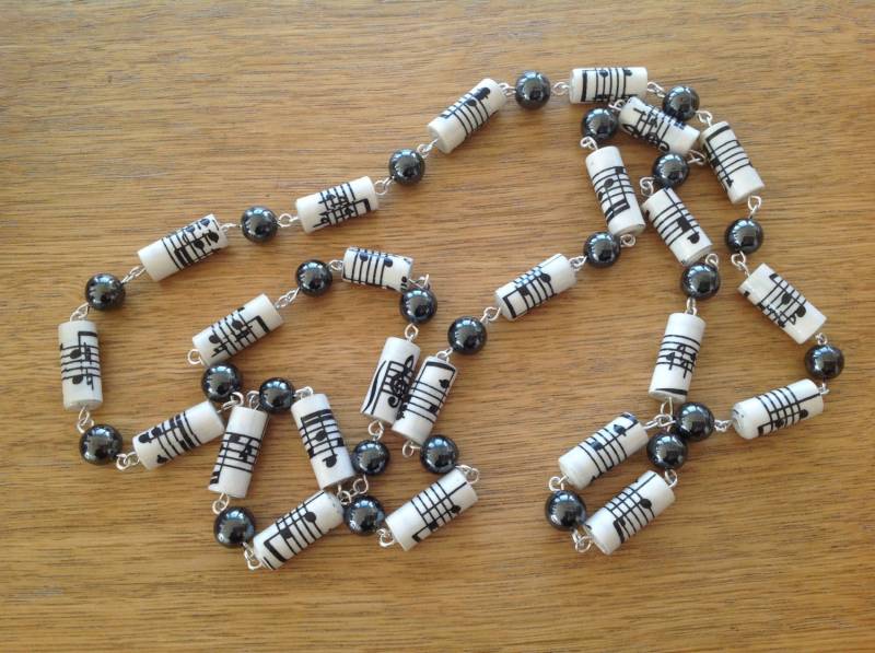 Music Notes Papierperlenkette Mit Hämatitperlen von MagdaCrafts