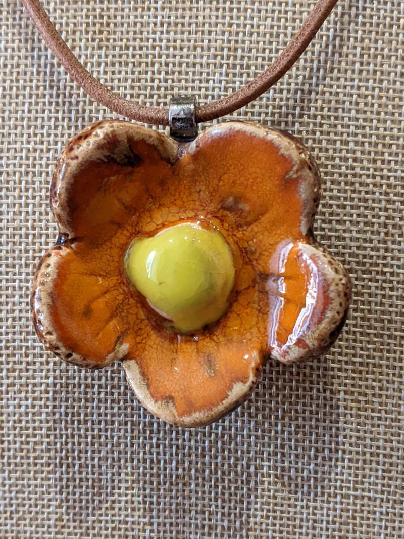 Anhänger Aus Ton, Blume Gelb-Orange von MagdaNatura