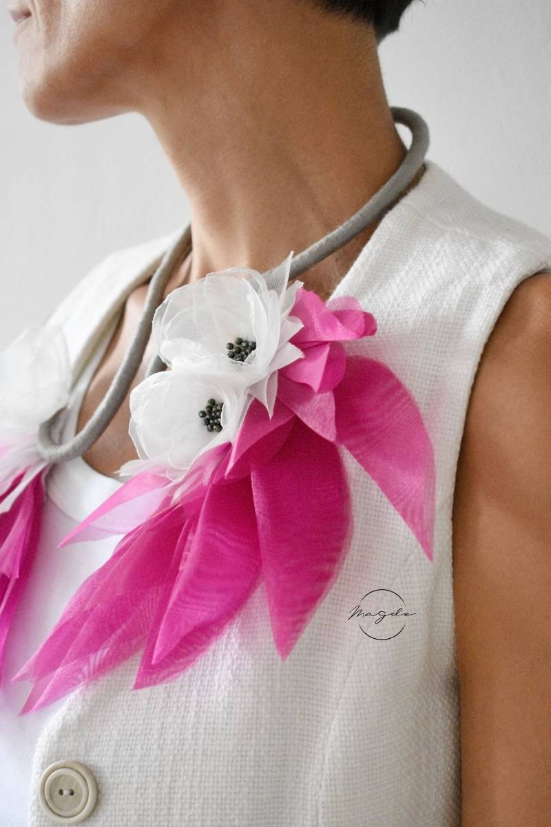 Fuchsia Rosa Organza Feder Halskette Handgemachter Offener Kragen Statement Schmuck Fuchsia Rosa Organza Feder Halskette Handgemachter Offener Kragen Statement Schmuck von MagdoTouch