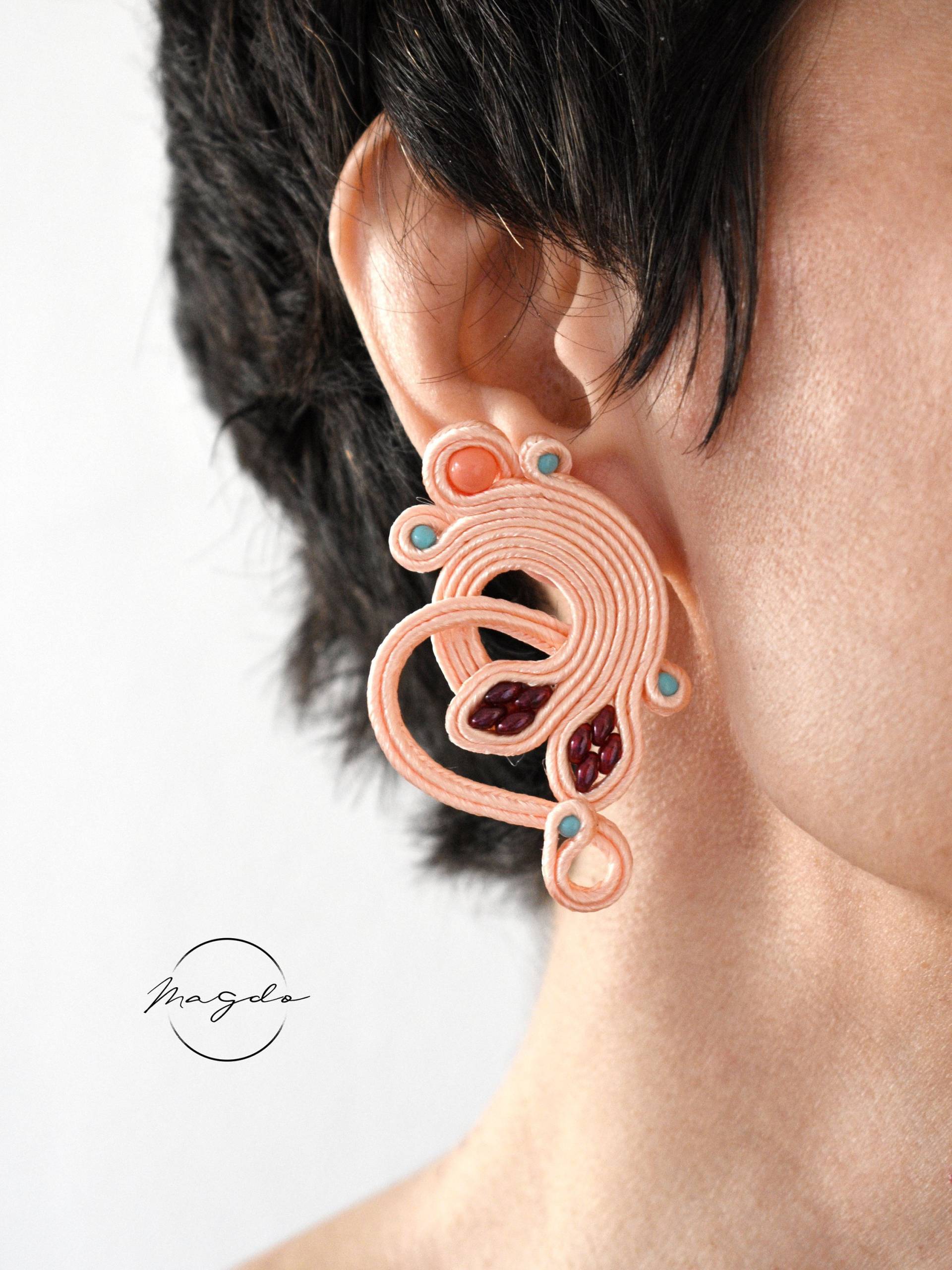 Pastell Soutache Ohrringe Pfirsichfarbene Ohrstecker Mit Granat Details Pastell Soutache Ohrringe Pfirsichfarbene Ohrstecker Mit Granat Details von MagdoTouch