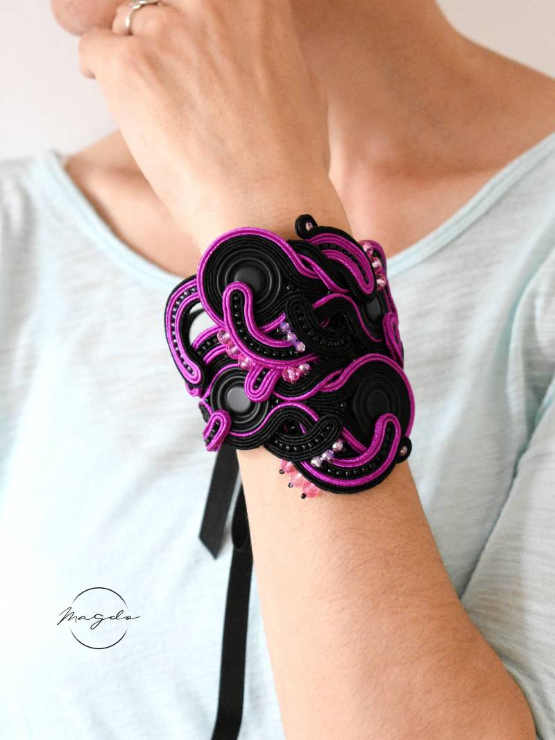 Soutache Manschette Armband Schwarz & Magenta Kristall Glamour Schmuck Soutache Manschette Armband Schwarz & Magenta Kristall Glamour Schmuck von MagdoTouch