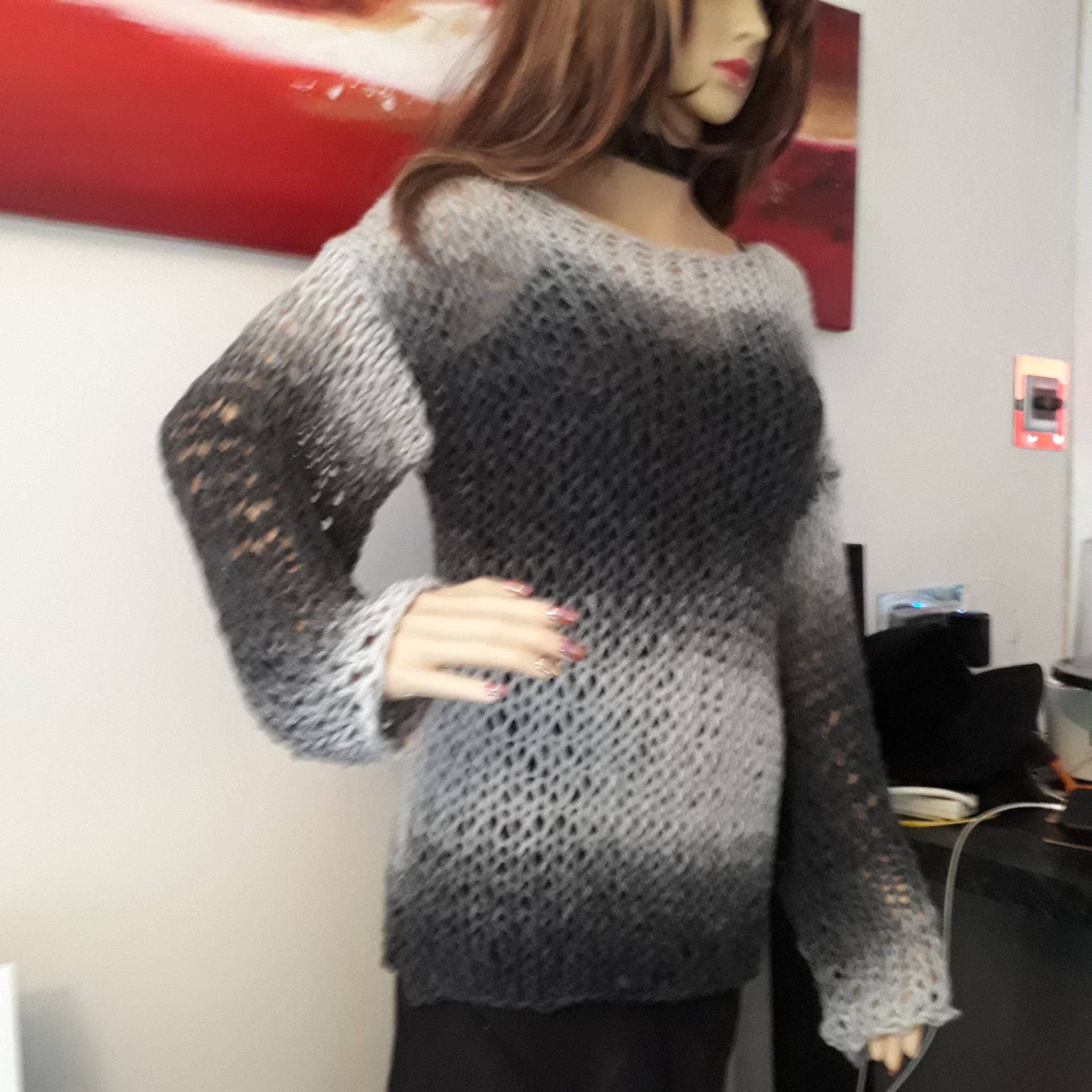 Damen Hand Gestrickter Pullover/Pullover, Punk Goth Rock Grunge Boho Emo Locker Gestrickt. Chunky Yarn Wolle Mix. Grau, Medium/Large Damen Hand Gestrickter Pullover/Pullover, Punk Goth Rock Grunge Boho Emo Locker Gestrickt. Chunky Yarn Wolle Mix. Grau, Medium/Large von MaggieAmbroseUK