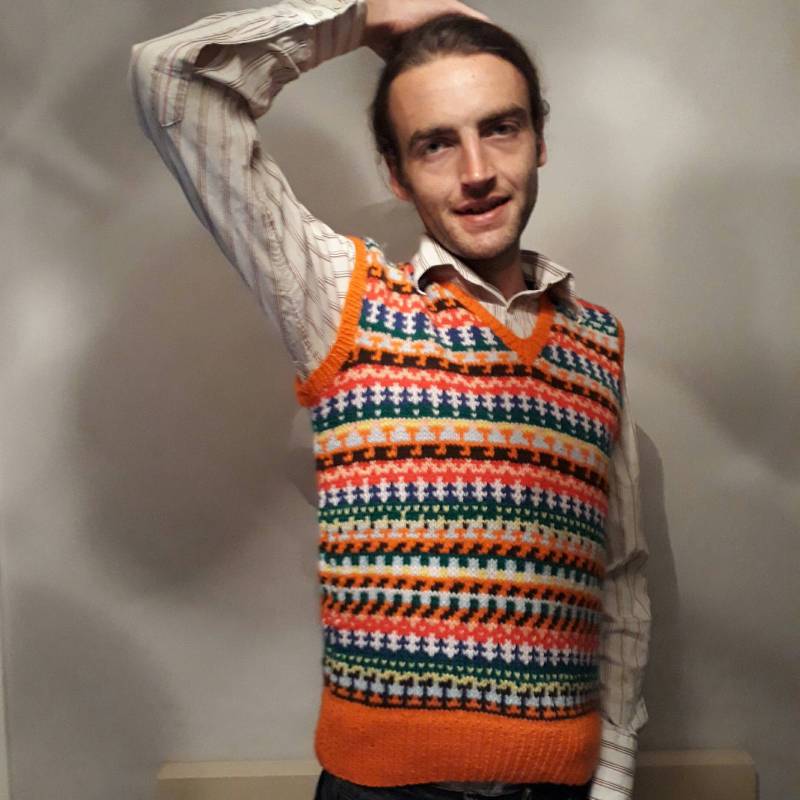 Paul Mccartney Pullover Weste Tanktop Pullover, Nachbildung Von Dem Einen, Den Er Bekanntermaßen Im Beatles-Film Magical Mystery Tour Trug. Hand Paul Mccartney Pullover Weste Tanktop Pullover, Nachbildung Von Dem Einen, Den Er Bekanntermaßen Im Beatles-Film Magical Mystery Tour Trug. Hand von MaggieAmbroseUK