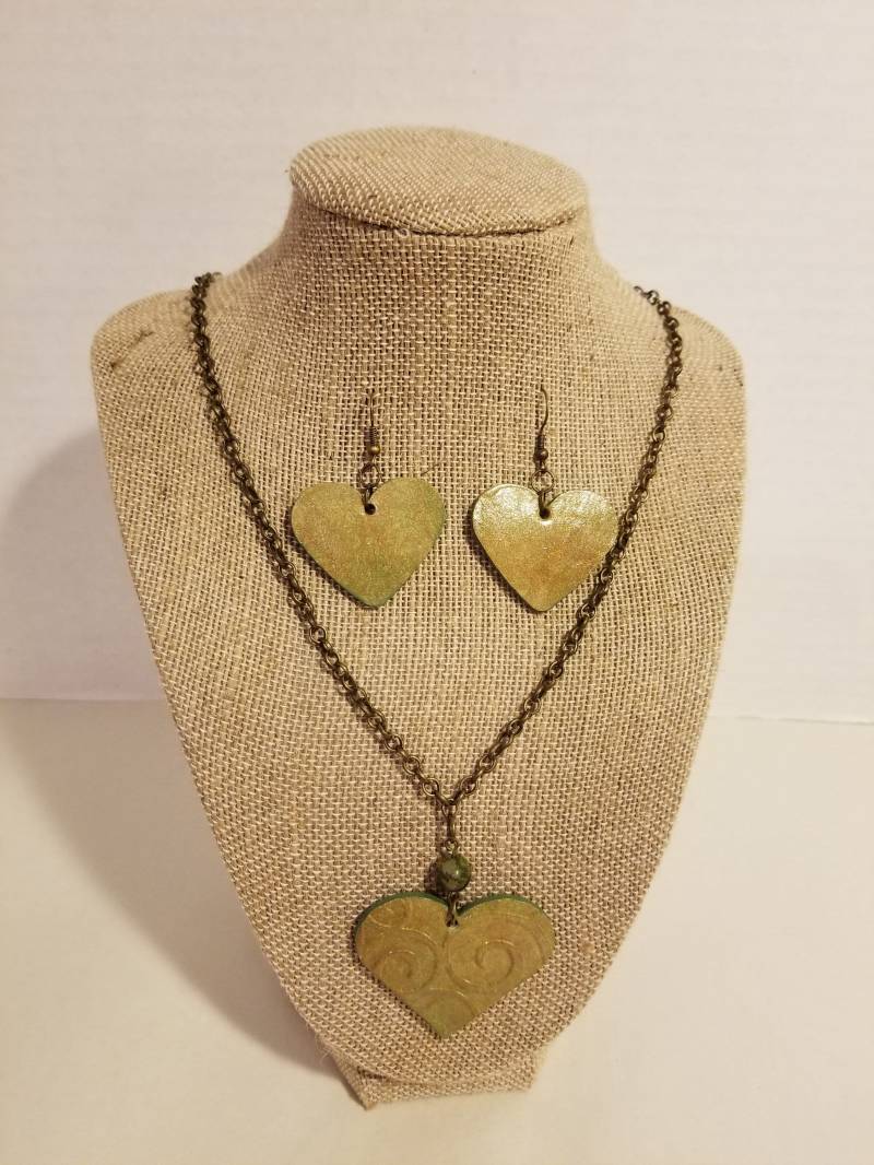 N-007 Olivgrün Herz Halskette & Ohrring Set von MaggieGirlCreation