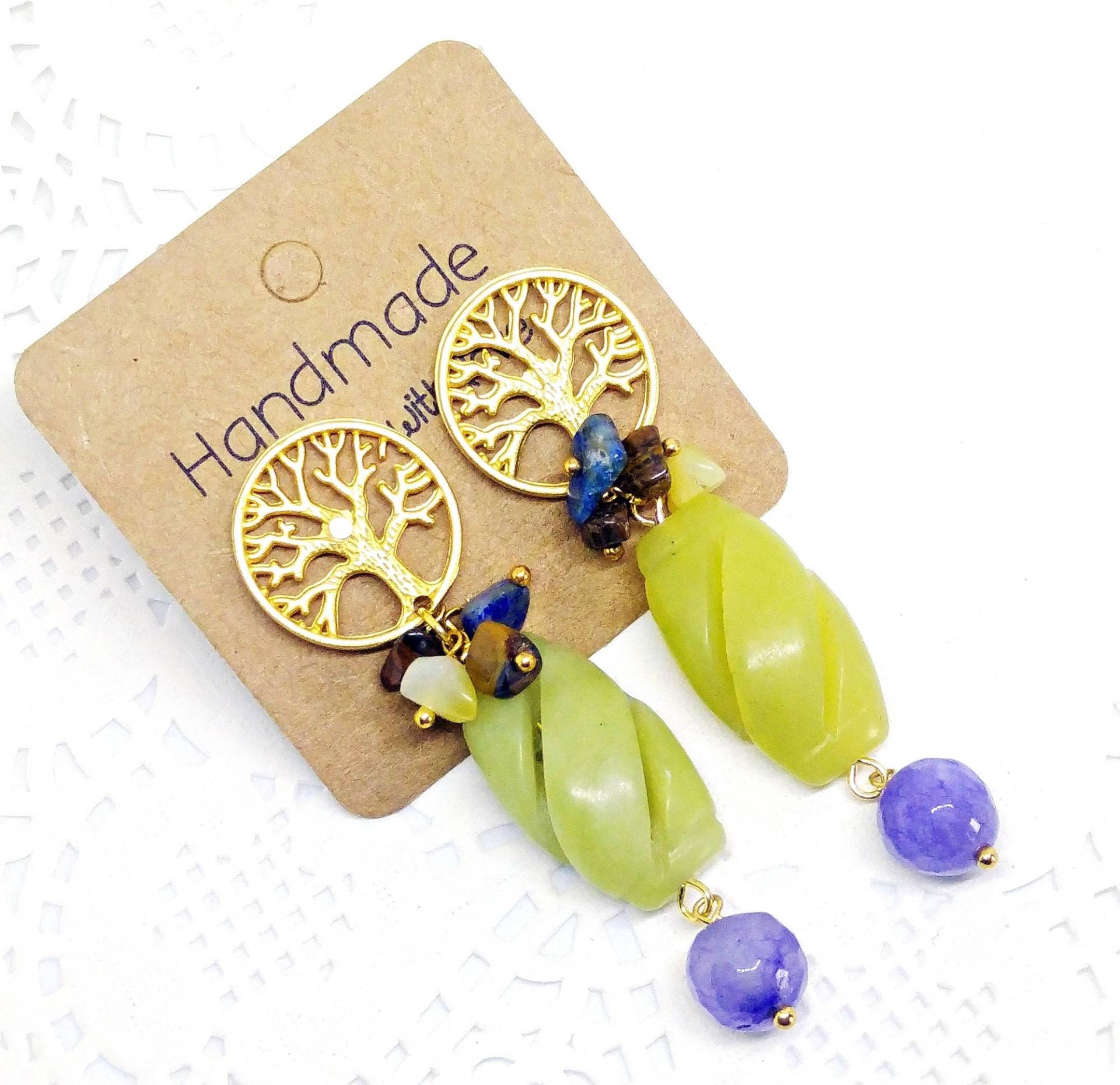 Ohrringe „Baum Des Lebens" Mit Geschnitztem, Lindgrünem Jade Und Fragmenten Von Halbedelsteinen von MaggieHandmadeBijoux