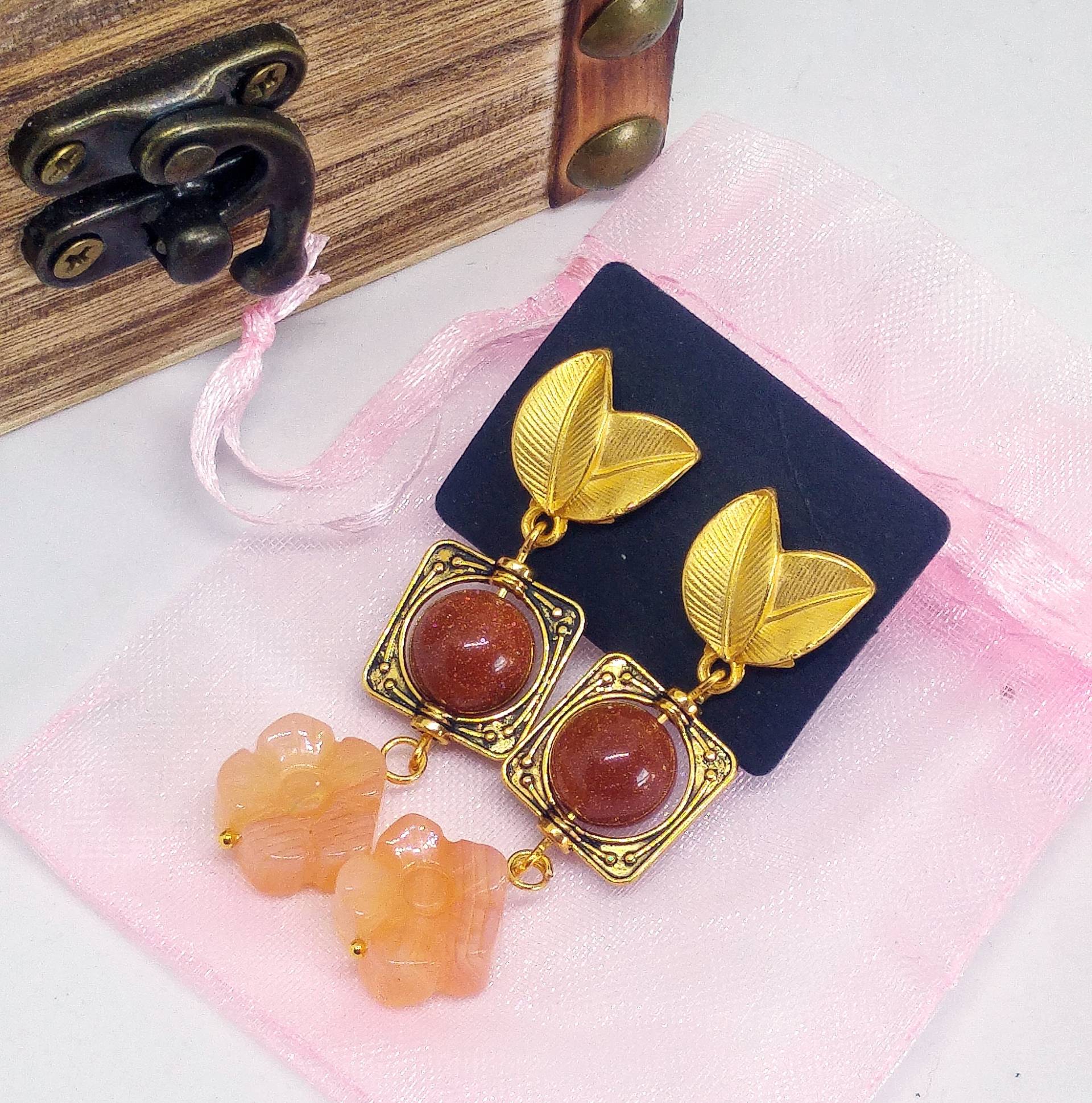 Hängende Ohrringe Mit Rosa Onyxblüten, Sonnensteinperlen Und Goldenen Zamak-Blattnadeln von MaggieHandmadeBijoux