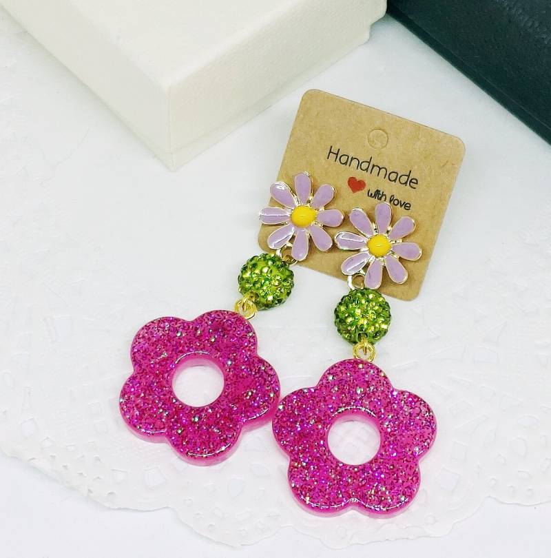 Blumenförmige Ohrringe Aus Fuchsia-Kristallharz Mit Glitzer, Strass Und Perlen in Form Von Lila Glasiertem Gänseblümchen von MaggieHandmadeBijoux