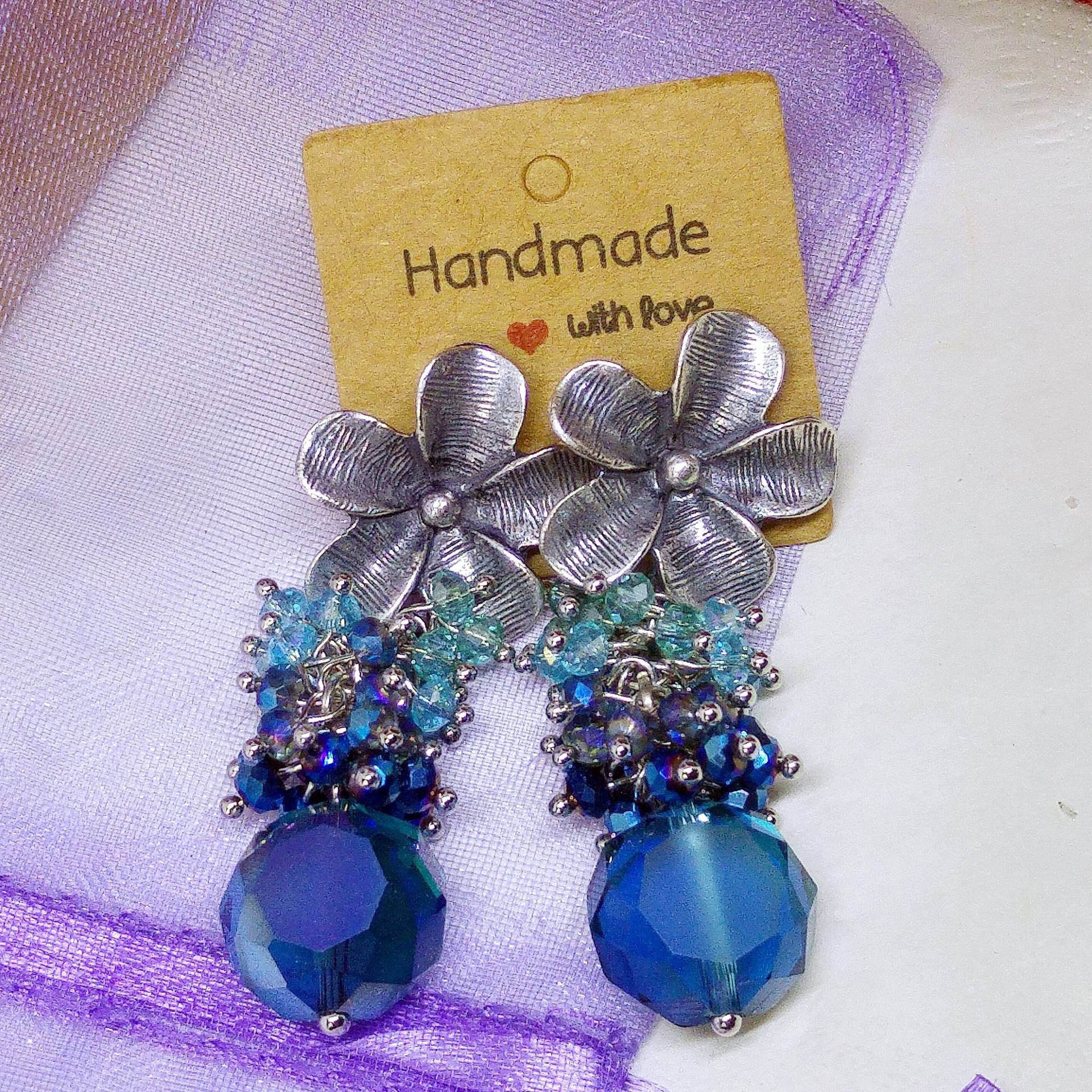 Cluster-Ohrringe Mit Blauen Kristallen Und Silberhaken in Form Einer Blume Cluster-Ohrringe Mit Blauen Kristallen Und Silberhaken in Form Einer Blume von MaggieHandmadeBijoux
