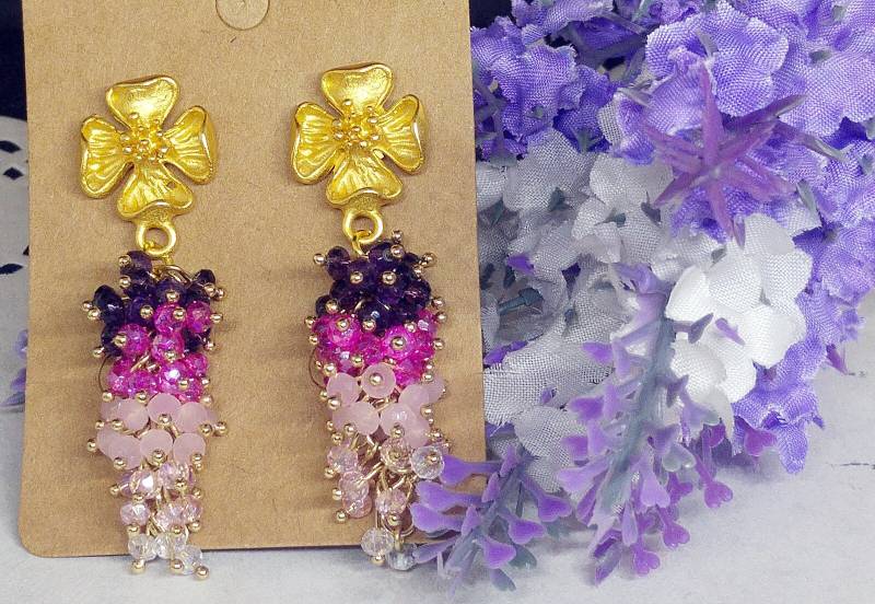 Cluster-Ohrringe Mit Lila Kristallen Und Goldenem Haken in Form Einer Blume Cluster-Ohrringe Mit Lila Kristallen Und Goldenem Haken in Form Einer Blume von MaggieHandmadeBijoux