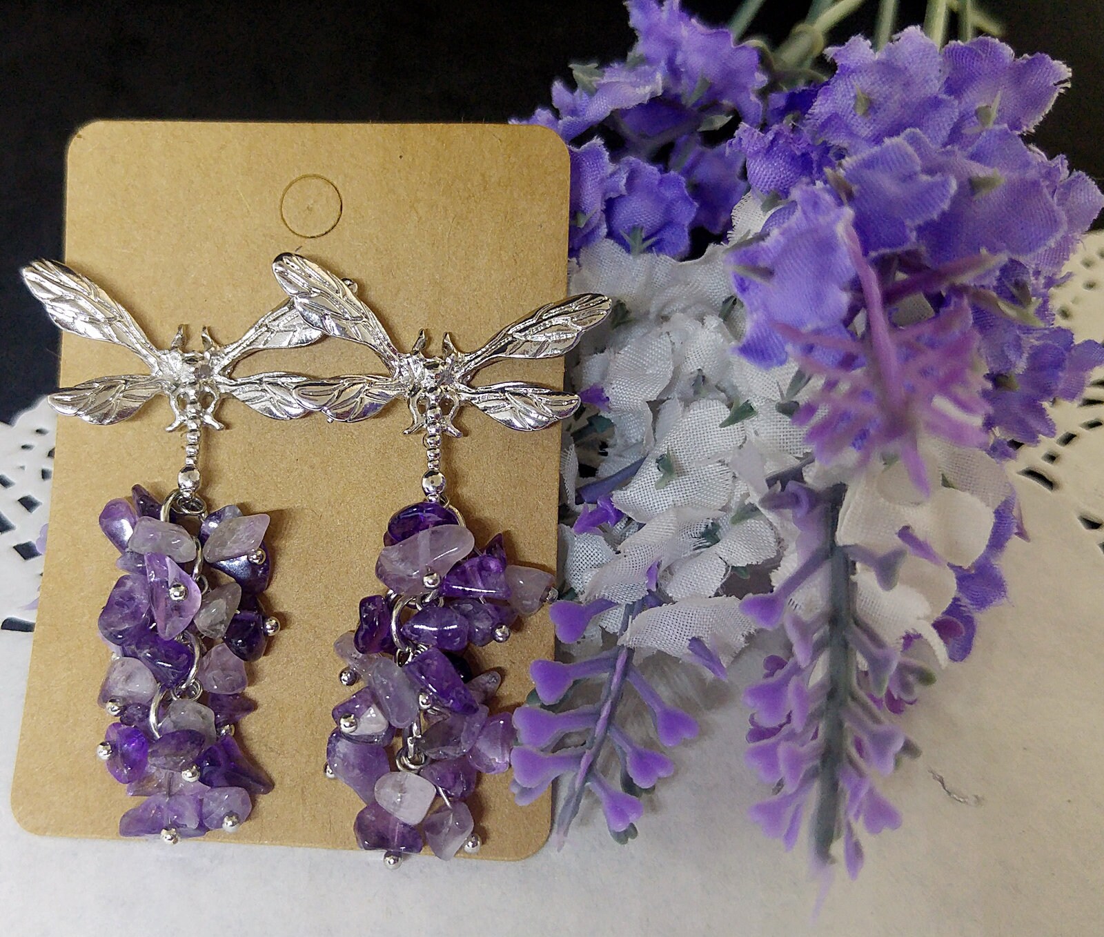 Cluster-Ohrringe Mit Silber Libelle Und Natürliche Amethyst Cluster-Ohrringe Mit Silber Libelle Und Natürliche Amethyst von MaggieHandmadeBijoux