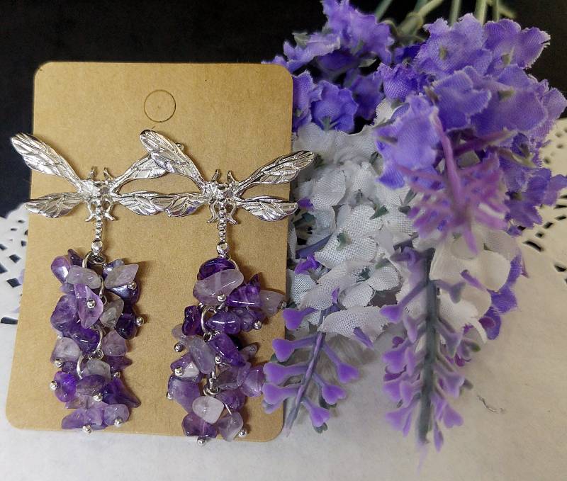 Cluster-Ohrringe Mit Silber Libelle Und Natürliche Amethyst von MaggieHandmadeBijoux