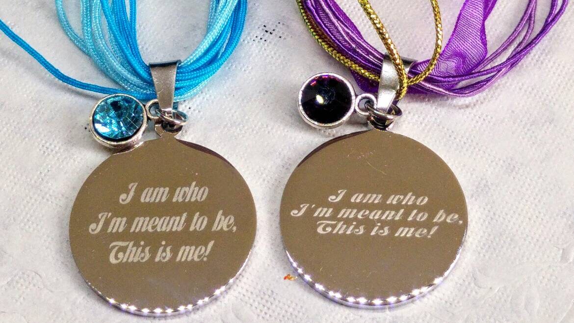 Dies Ist Ich, Ein Halsband Inspiriert Von The Greatest Showman Mit Einem Gravierten Anhänger Dies Ist Ich, Ein Halsband Inspiriert Von The Greatest Showman Mit Einem Gravierten Anhänger von MaggieHandmadeBijoux