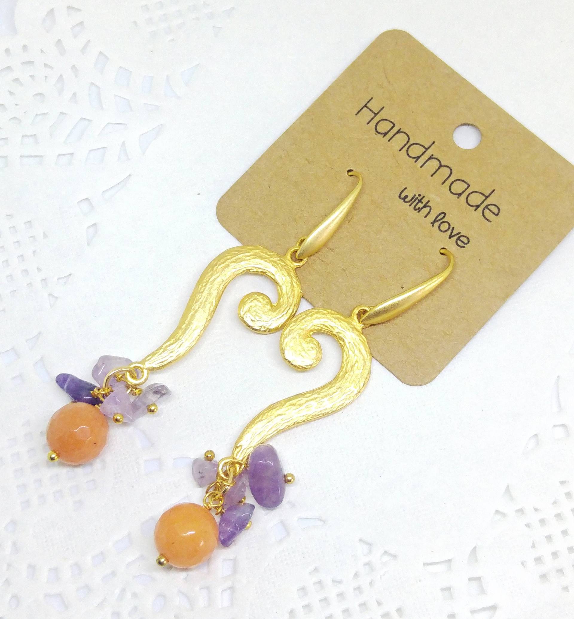 Elegante Ohrringe Aus Satiniertem Messing Mit Orangefarbenen Und Violetten Halbedelsteinen, Amethyst Achat von MaggieHandmadeBijoux