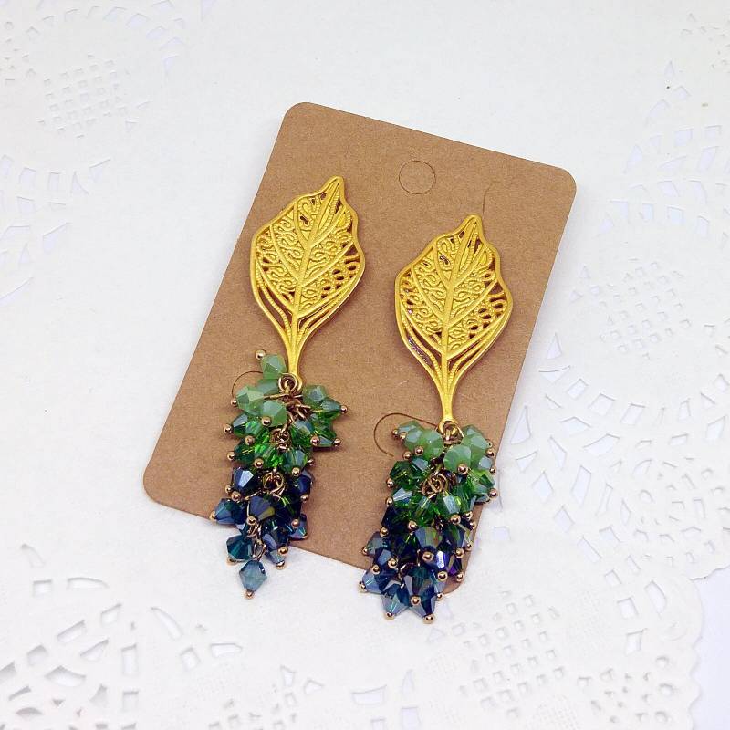 Grüne Ohrstecker Mit Kristallen Und Blattgoldverzierungen von MaggieHandmadeBijoux