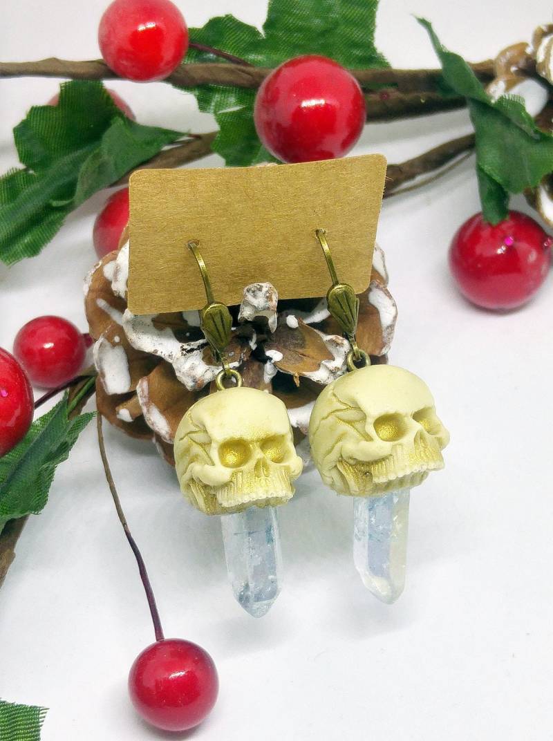 Hängende Ohrringe Mit Elfenbein Schädel Und Natürliche Quarzkristalle Hängende Ohrringe Mit Elfenbein Schädel Und Natürliche Quarzkristalle von MaggieHandmadeBijoux