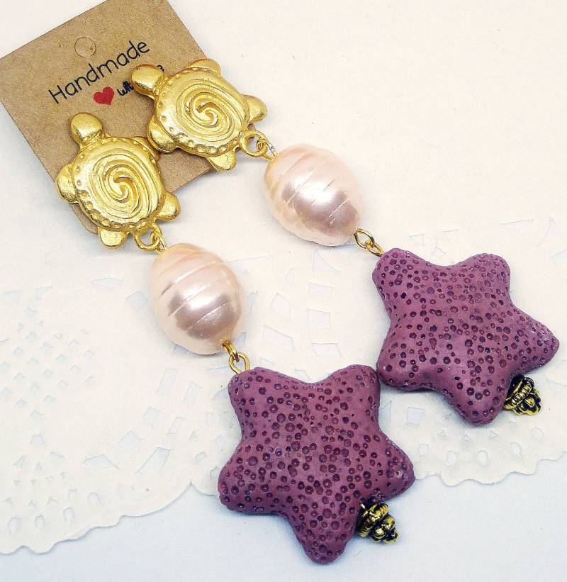 Hängende Ohrringe Mit Goldenen Schildkröten, Rosa Barockperlen Und Seesternen Aus Lavastein von MaggieHandmadeBijoux