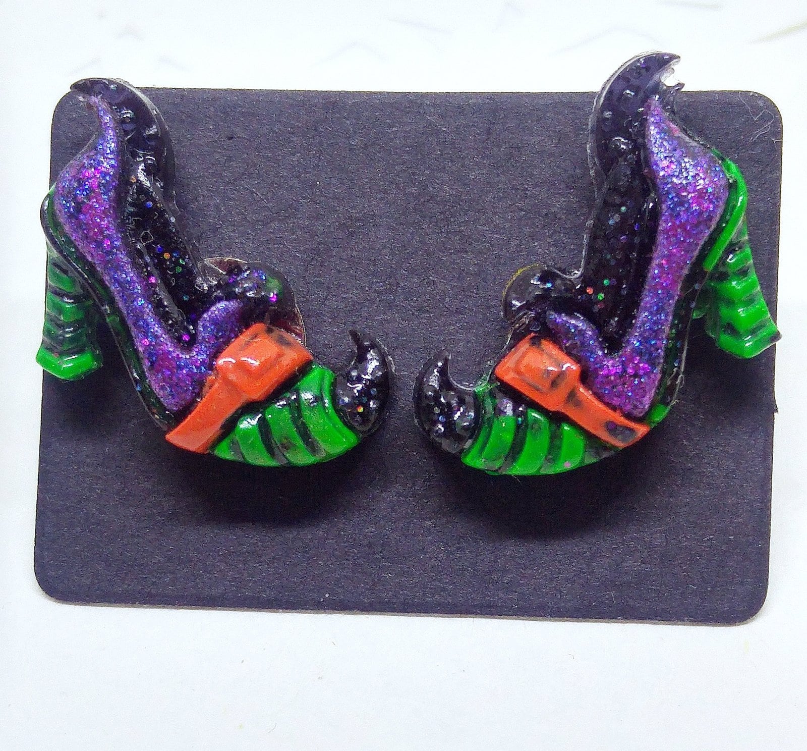 Harzohrringe in Form Der Schuhe Bösen Hexe Harzohrringe in Form Der Schuhe Bösen Hexe von MaggieHandmadeBijoux