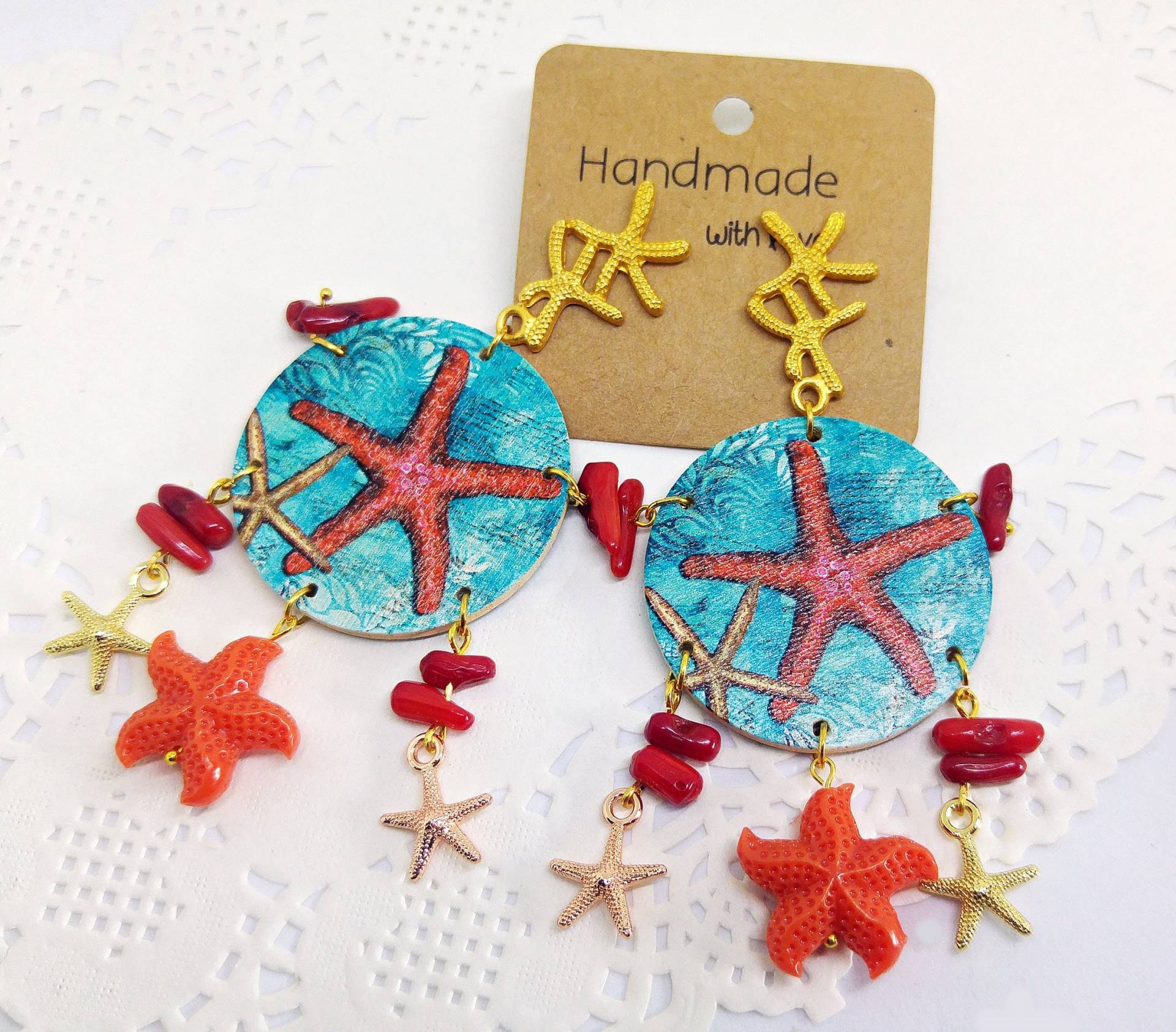 Bemalte Holzohrringe Mit Seesternen Und Korallen, Goldfarbene Zamak-Nadeln von MaggieHandmadeBijoux