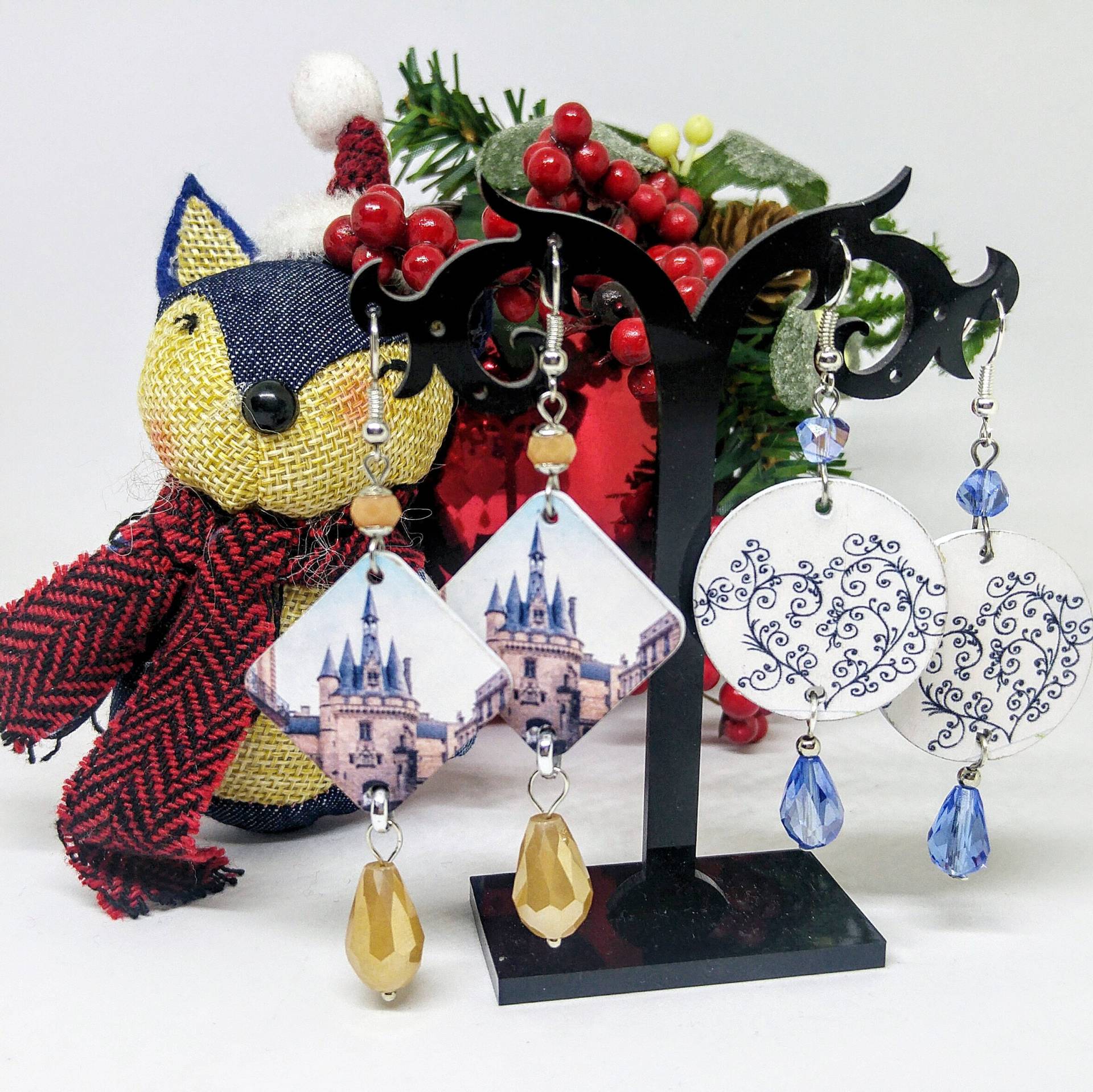 Hölzerne Ohrringe Mit Facettierten Kristalltropfen Bemalt - Winter Wonderland Winterfarben Hölzerne Ohrringe Mit Facettierten Kristalltropfen Bemalt - Winter Wonderland Winterfarben von MaggieHandmadeBijoux
