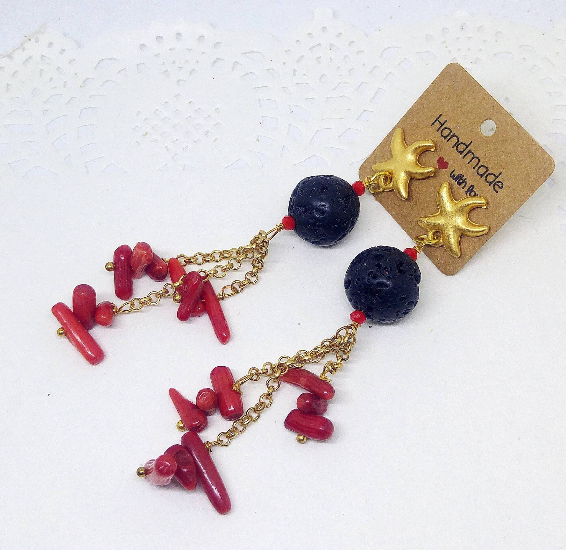 Lange Ohrringe Mit Korallen, Lava Und Goldstiften in Form Eines Seesterns Lange Ohrringe Mit Korallen, Lava Und Goldstiften in Form Eines Seesterns von MaggieHandmadeBijoux