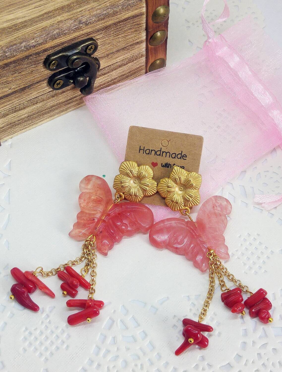 Ohrhänger in Schmetterlingsform Aus Rosenquarz Mit Korallen - Und Vergoldeten Blütennadeln von MaggieHandmadeBijoux