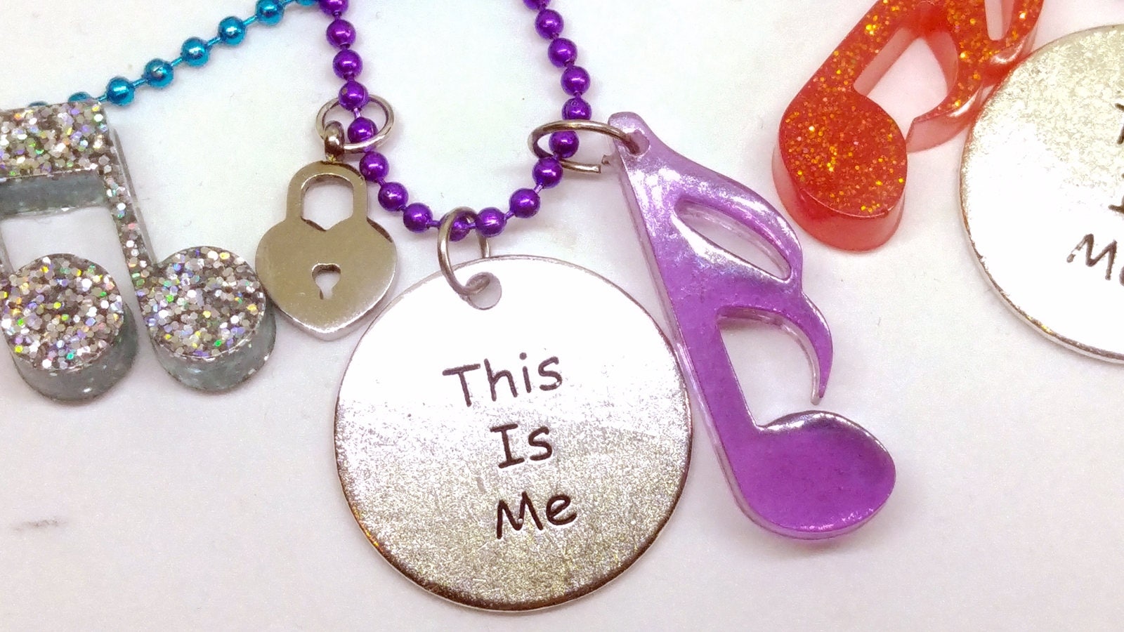 „This Is Me, The Greatest Showman"-Inspirierter Anhänger Mit Graviertem Und Musiknote Aus Harz „This Is Me, The Greatest Showman"-Inspirierter Anhänger Mit Graviertem Und Musiknote Aus Harz von MaggieHandmadeBijoux