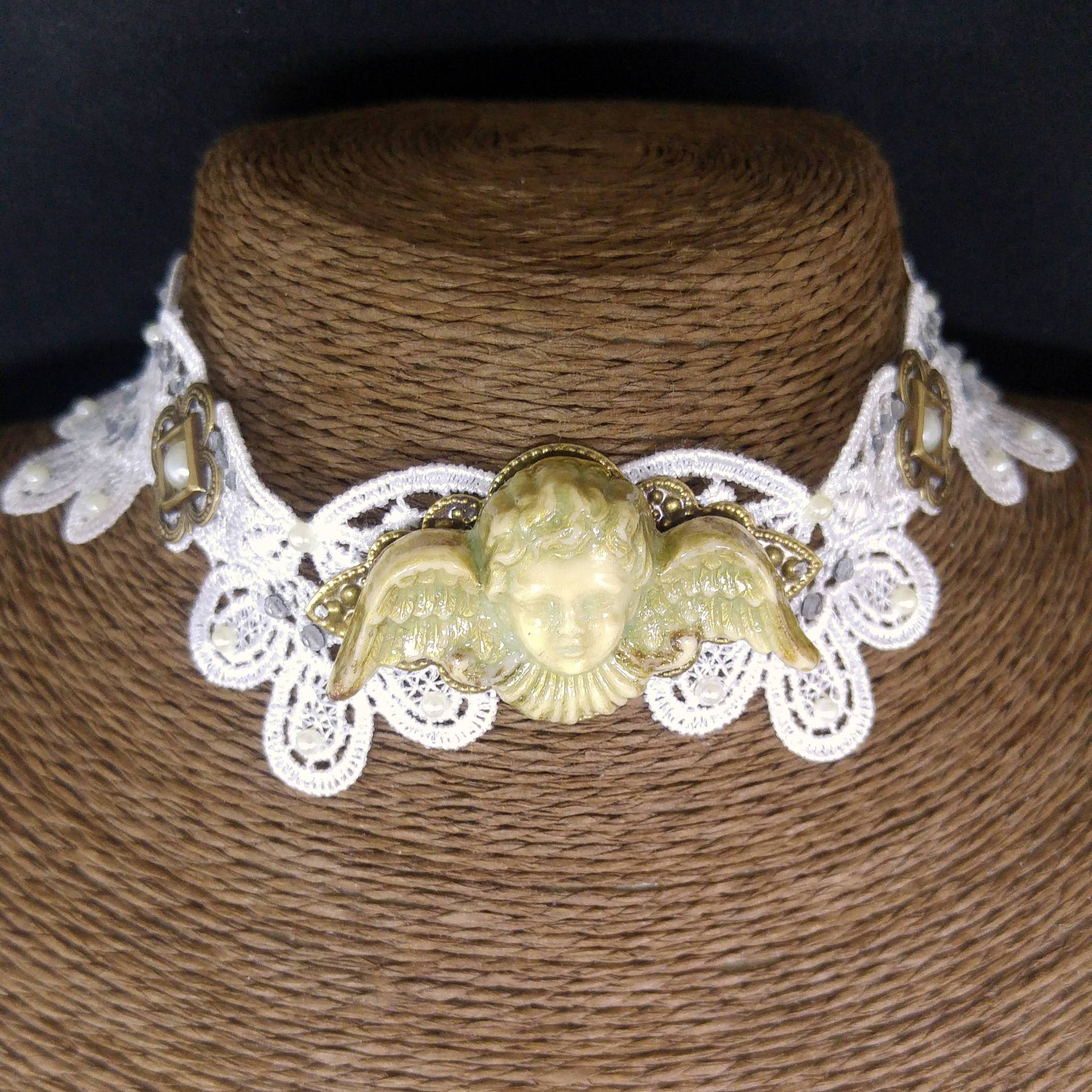 Weißes Makramee-Spitzenhalsband Im Retro-stil Mit Handbemaltem Und Antikisiertem Harzengel, Acrylperlen Kristallen Weißes Makramee-Spitzenhalsband Im Retro-stil Mit Handbemaltem Und Antikisiertem Harzengel, Acrylperlen Kristallen von MaggieHandmadeBijoux