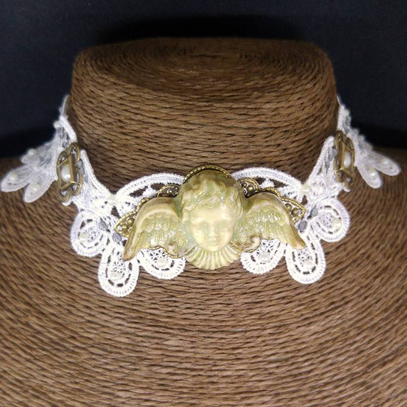 Weißes Makramee-Spitzenhalsband Im Retro-stil Mit Handbemaltem Und Antikisiertem Harzengel, Acrylperlen Kristallen Weißes Makramee-Spitzenhalsband Im Retro-stil Mit Handbemaltem Und Antikisiertem Harzengel, Acrylperlen Kristallen von MaggieHandmadeBijoux