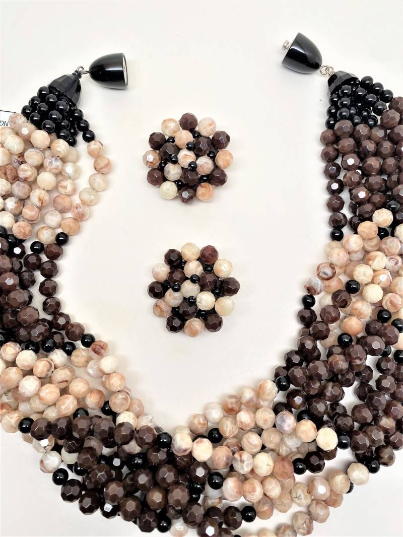 Angela Caputi Multi Strang Braun & Beige Acryl Perlen Halskette Ohrringe Set von MaggieKarajianDesign