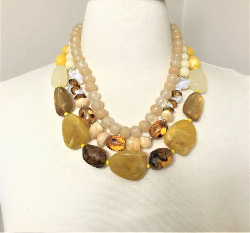 Atemberaubende Designer Bernstein, Beige & Opalisierende Multistrang-Halskette von MaggieKarajianDesign