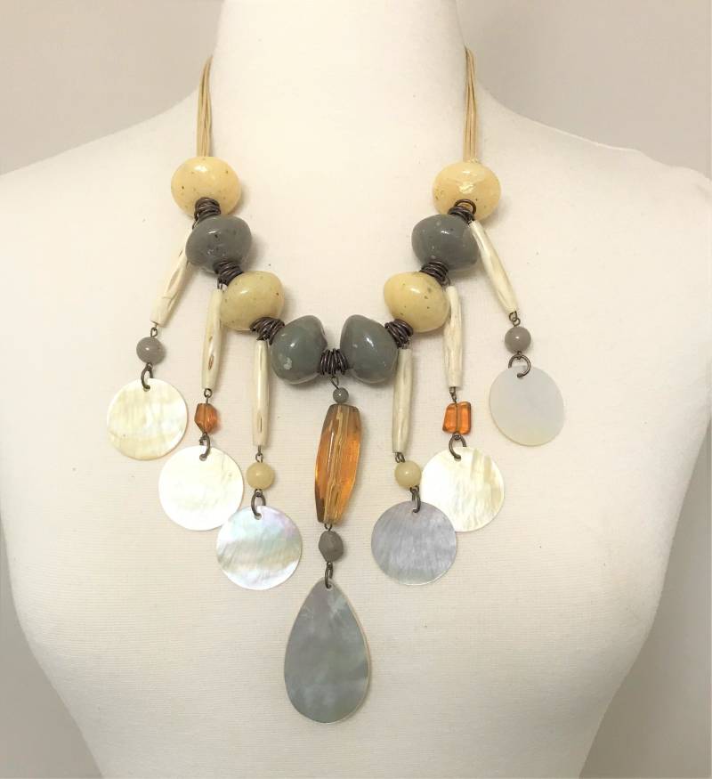 Atemberaubende Designer Harz & Perlmutt Fransen Halskette von MaggieKarajianDesign