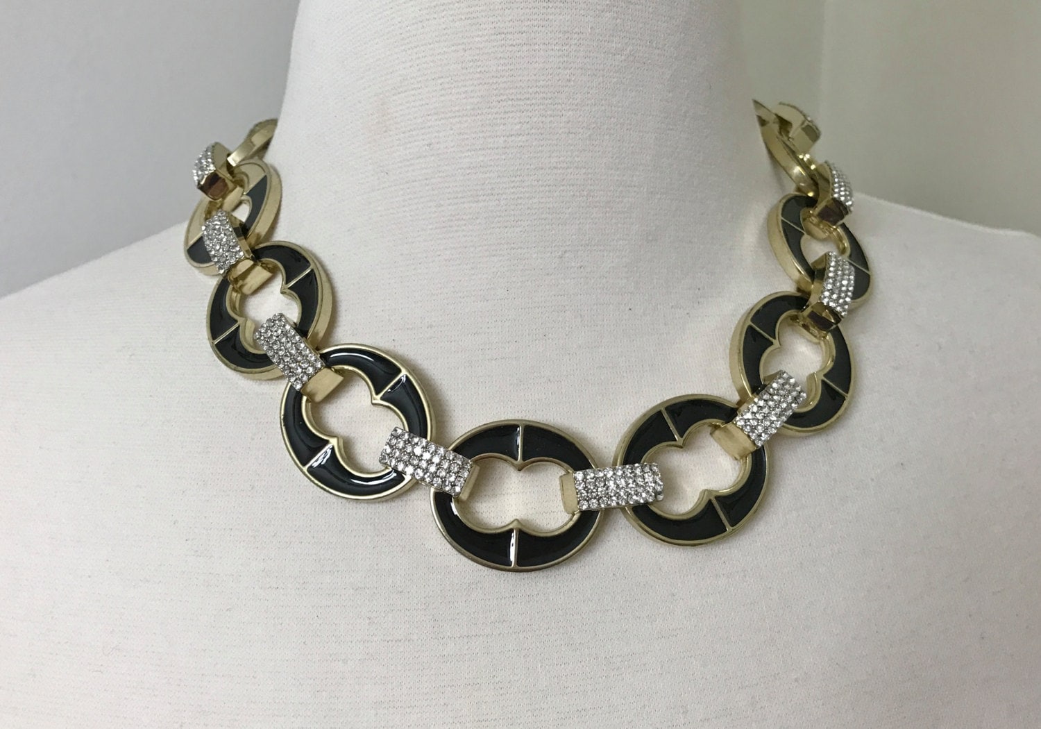 Fabelhafte Vintage Design-Gold-Ton Link Schwarzer Emaille & Strass Halskette von MaggieKarajianDesign