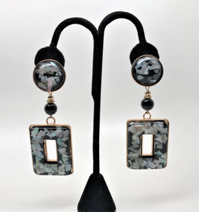 Graffiti Schwarz & Perlmutt-Harz Mit Strass Rondelle Durchbohrte Ohrringe von MaggieKarajianDesign