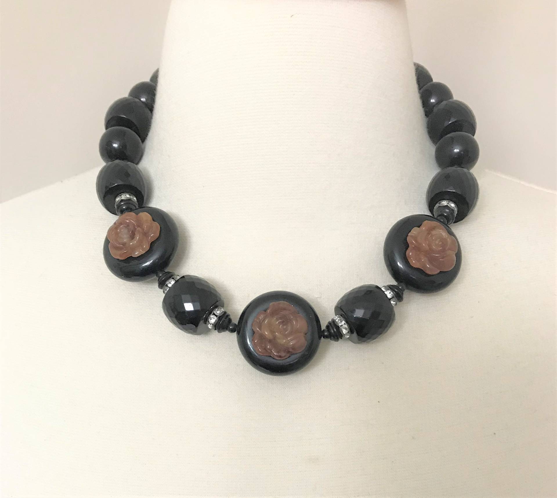 Spektakuläre Angela Caputi Braun Blume & Schwarz Harz Mit Strass Halskette von MaggieKarajianDesign