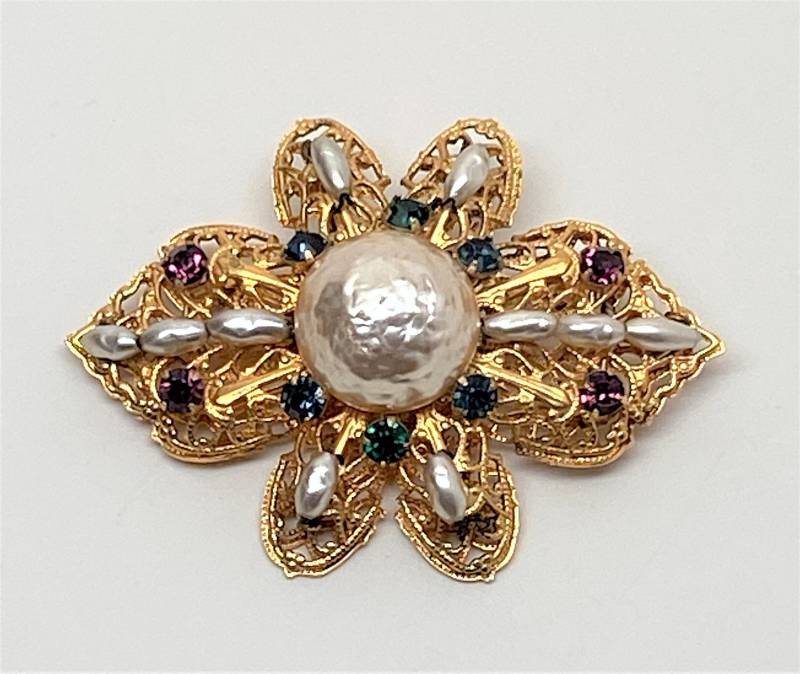 Vintage Unsignierte Miriam Haskell Filigrane Faux Perle & Strass Pin Brosche von MaggieKarajianDesign