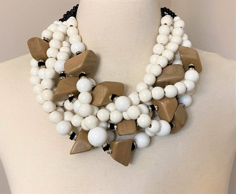 Weiße & Beige Perlen W Strass Multi Strang Statement Halskette One Of A Kind von MaggieKarajianDesign