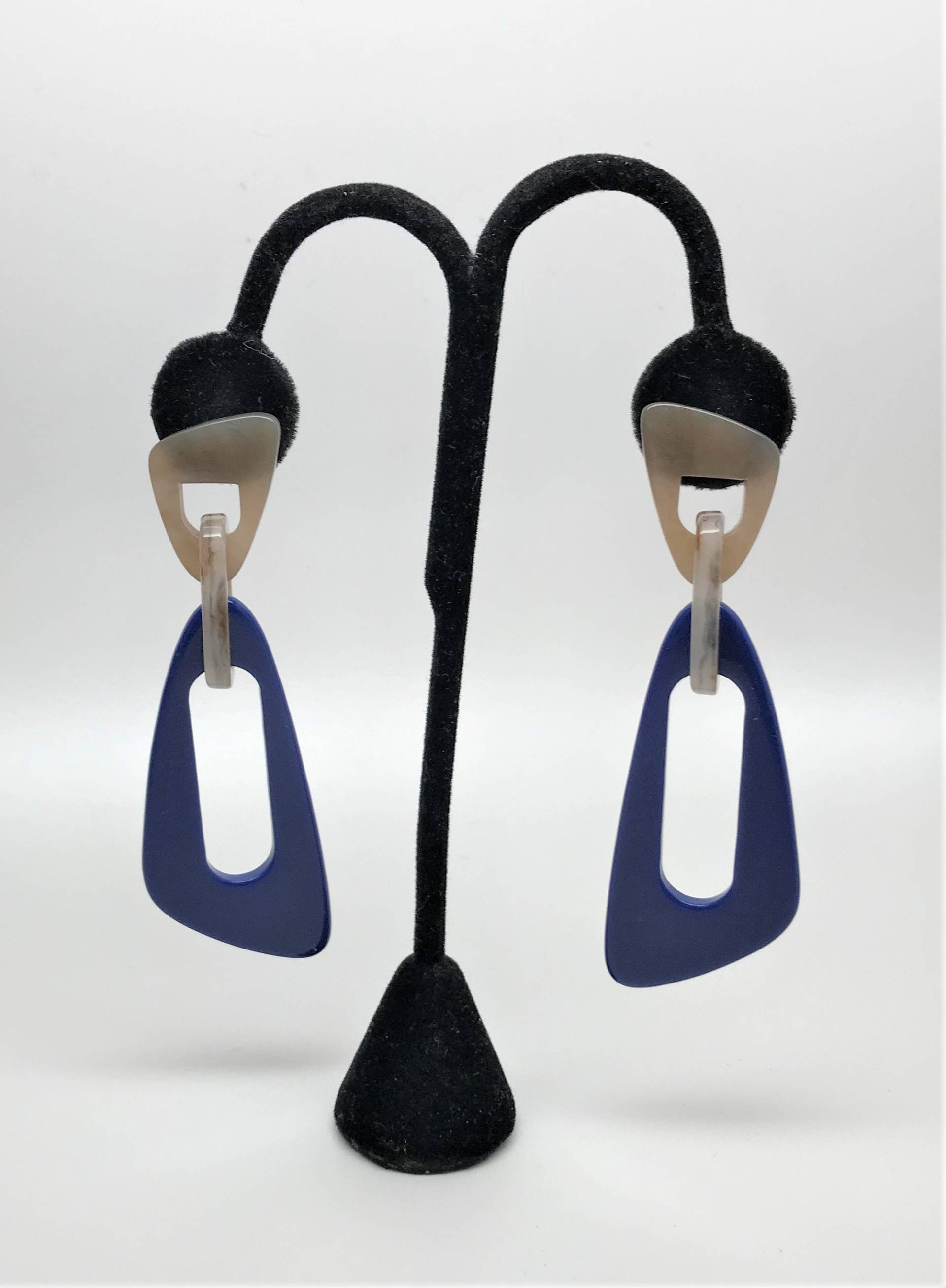 Wunderschöne Blaue Und Graue Acryl Ohrhänger von MaggieKarajianDesign